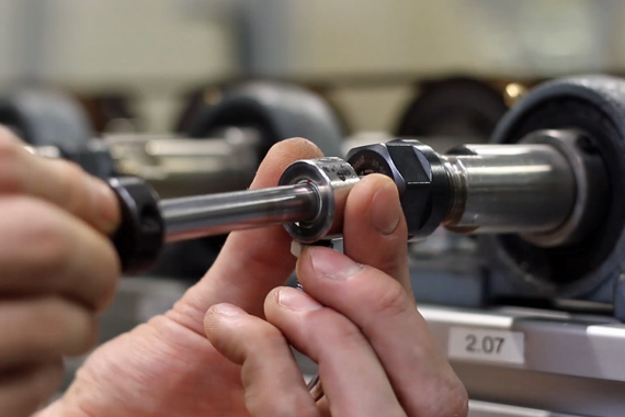 Ręczne mocowanie łożyska ślizgowego na stanowisku testowym