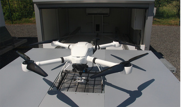 Dron na platformie załadowczej
