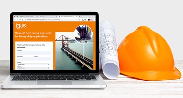 Laptop, szkic, kask ochronny