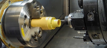 Półfabrykat wykonany z wysokowydajnych polimerów iglidur® jest poddawany obróbce wiórowej w celu otrzymania prawidłowego kształtu.