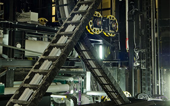 Systemy e-spool oraz e-prowadniki zygzakowe w platformach scenicznych