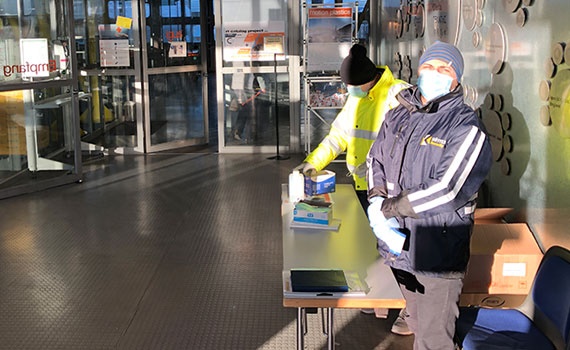 Stacja pomiaru temperatury i dystrybucji maseczek przy wejściu