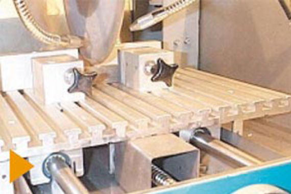 Aluminiowe wałki drylin® R do precyzyjnego prowadzenia liniowego w szlifierce przecinającej