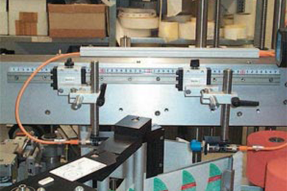 Prowadnica szynowa drylin® T w systemie podawania etykiet do maszyny pakującej