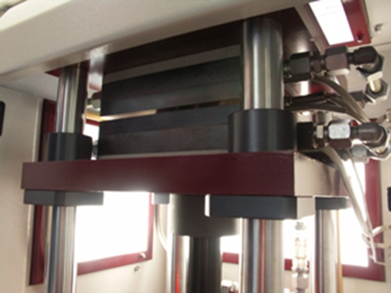 Hand lever press: The press plates are moved by the four-column unit.