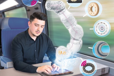 Człowiek pracuje z tabletem w pociągu i kieruje ramieniem robota