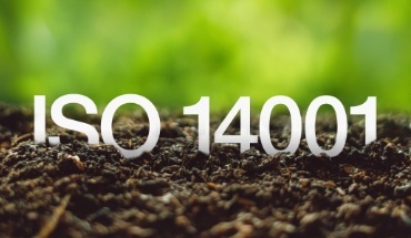 Ziemia przed zielonym napisem ISO 14001
