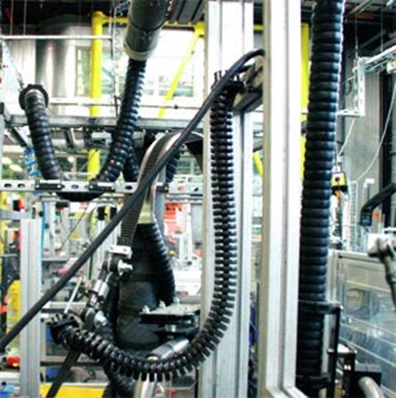 Testy skręcania systemów triflex® R w laboratorium igus®, Kolonia.