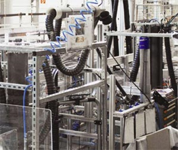 Testy skręcania systemów triflex® R w laboratorium igus®, Kolonia.