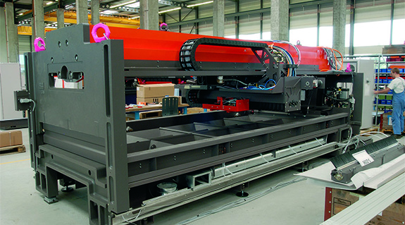 Robust cable guidance for dynamic Bystronic laser cutting machines