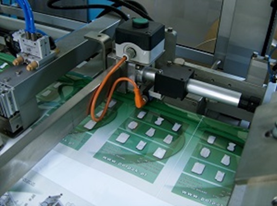 Ekonomiczna i bezobsługowa regulacja w procesie pakowania z lożyskami igus®